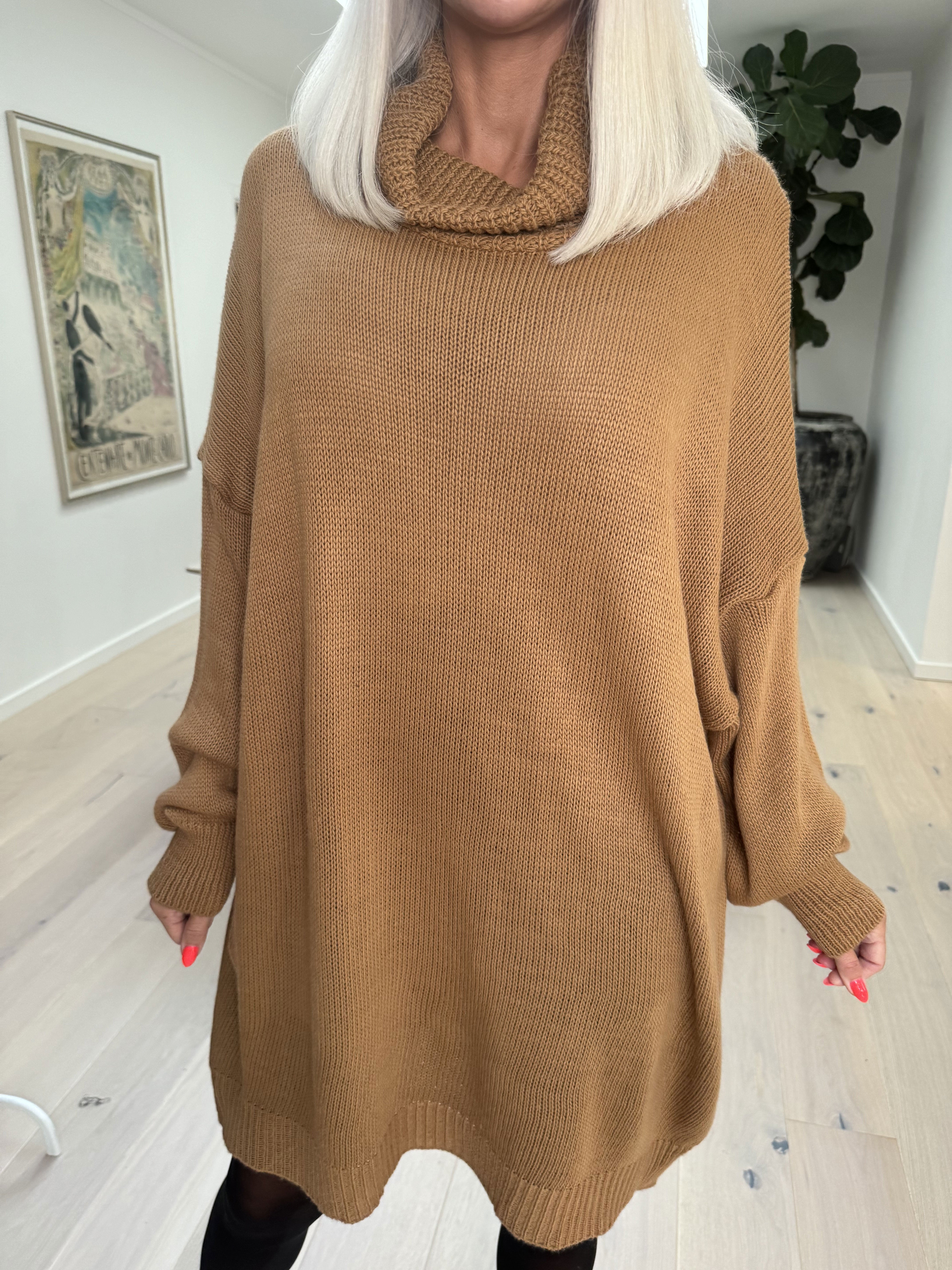 Blair - Ensfarvet strikkjole med turtleneck